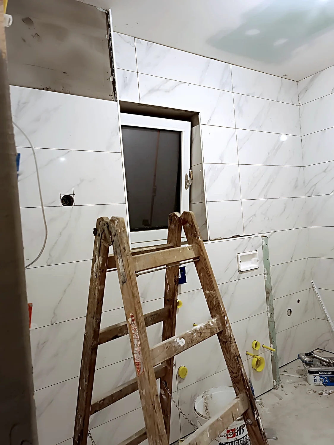 Kupaonica u završnoj fazi postavljanja pločica